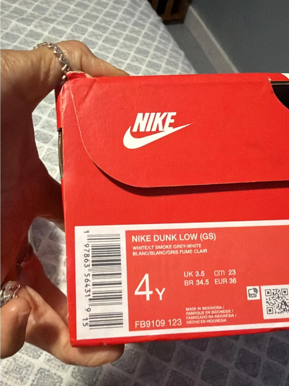 Nike Kids Low-Top Sneakers in White and Light Gray